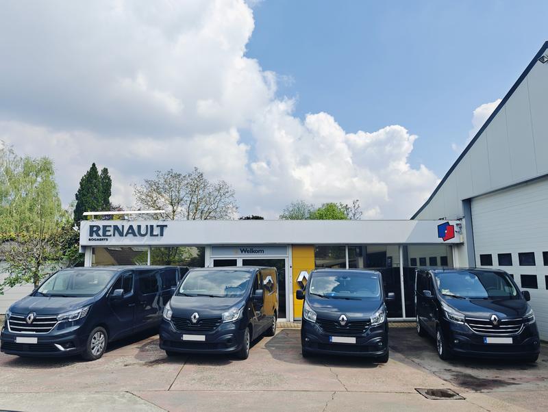 Trafic Day bij Garage Bogaerts: vier donkere Renault Trafic-bestelwagens naast elkaar voor de Renault-toonzaal